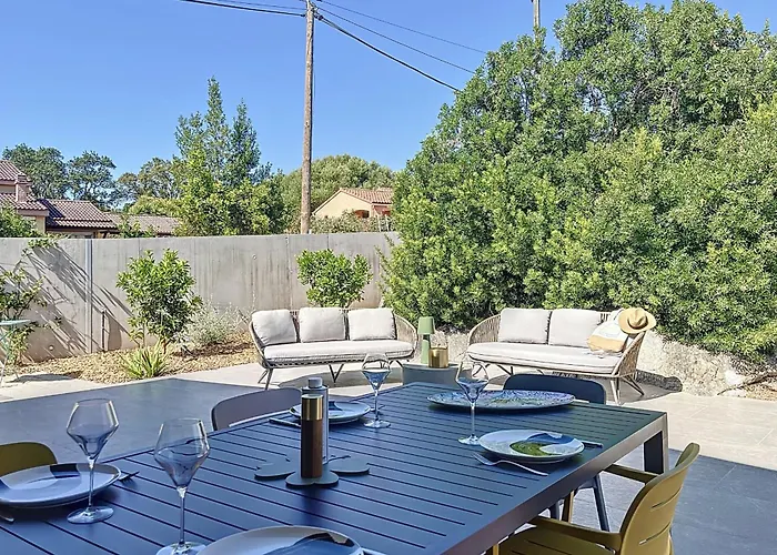 Contemporary With Pool In Trinite 度假居 *