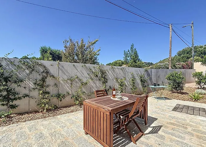 Contemporary With Pool In Trinite 度假居